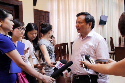 Tổng cục trưởng Tổng cục Du lịch Nguyễn Văn Tuấn trả lời phỏng vấn các hãng thông tấn, báo chí